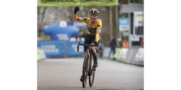 Marianne Vos skiller sig ud igen